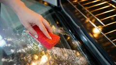 酢でも重曹でもない：オーブンのガラスについた油汚れを家庭で簡単に落とす方法