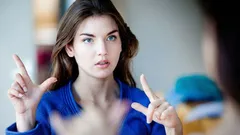 心理学者が解説：会話中に頭のいい人だけがする5つのしぐさ