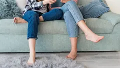 足を組んで座っている人は、以下の11の特別な性格的特徴を持っている