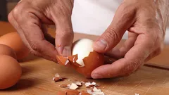 卵の殻むきに時間をかけない：この方法なら一瞬でむける