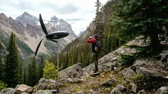 ソーラーパネルの終わり:この風力タービンはバックパックに収まり、雨の中でも作動します