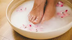 これを水に入れて足を浸してください：乾燥してひび割れたかかとは過去のものになります