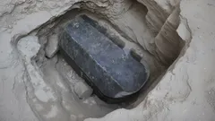 エジプトで巨大な27トンの密閉された石棺が開封されました：その中には何が見つかったのでしょうか？